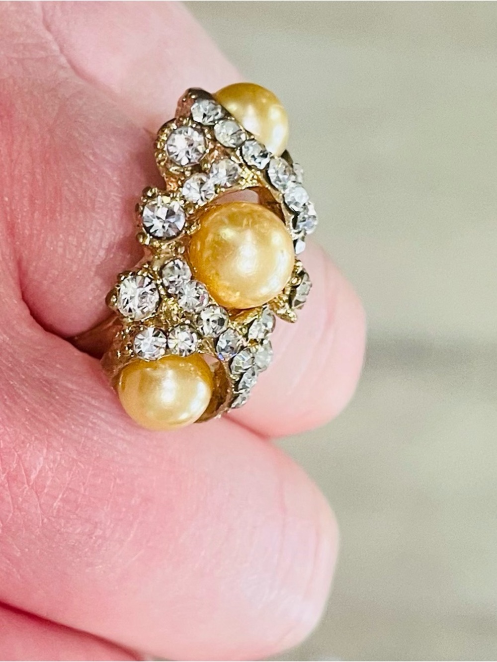 Vintage Style Pearl Rhinestone Cocktail Ring Gold Tone Adjustable Size 7 - Picture 15 of 16